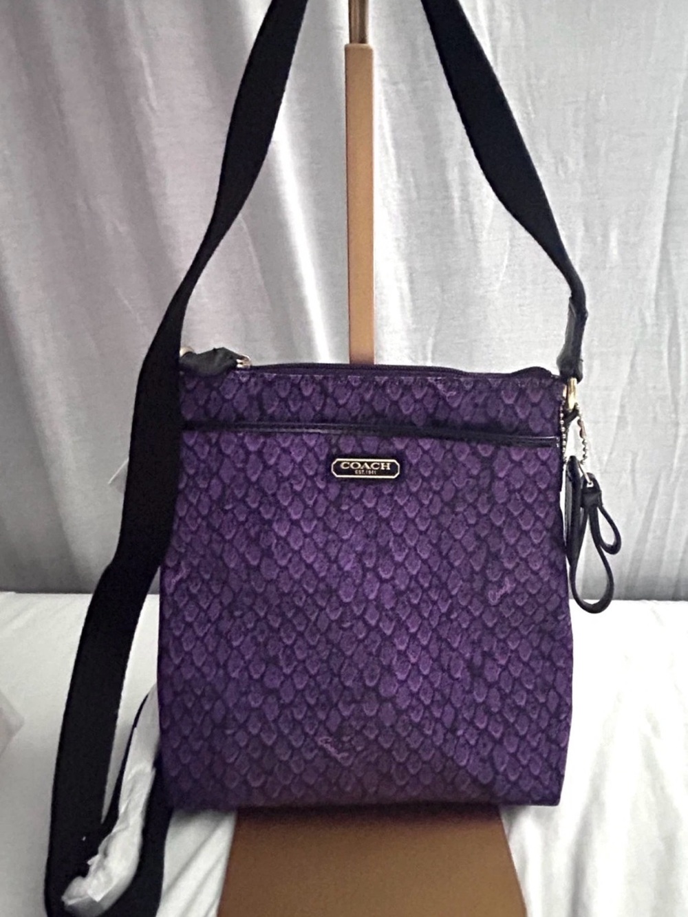 BRAND NEW W/Tags Coach Crossbody Purple Snake Print Bag Womens Swingpack Purse